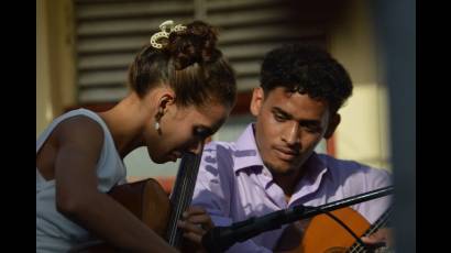 jóvenes representantes de la vanguardia artística de la AHS rindieron tributo a Fidel y a los hermanos Saíz.