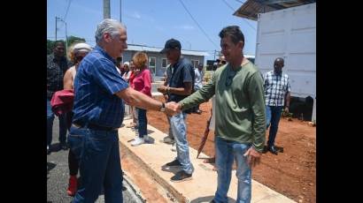 Miguel Díaz-Canel en la comunidad «Los Tamarindos»