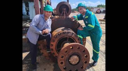 El joven Yenier (con el uniforme verde) y su hermano Enier lograron con su innovación ahorrarle al país una suma importante de divisas.