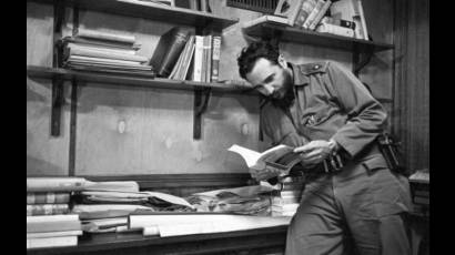 Fidel Castro Ruz leyendo