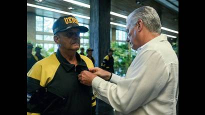 Los 18 integrantes de la brigada cubana de salvamento y rescate que prestaron ayuda en Venezuela recibieron la medalla Por la valentía durante el servicio.