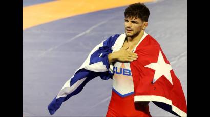 Kevin de Armas saluda después de ser proclamado campeón centroamericano