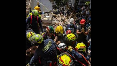 Bomberos realizan acciones de rescate en un edificio colapsado en Cali, Colombia.