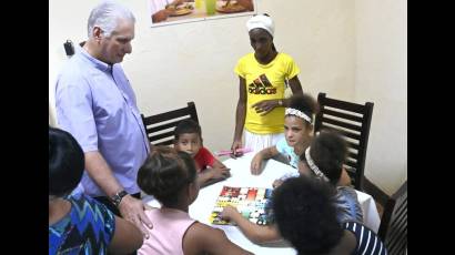El mandatario dialogó con niños de las instituciones visitadas.
