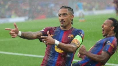 Bajo una intensa lluvia que empapó Cataluña, Raphinha se vistió de héroe en el debut del Barcelona en Europa.