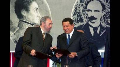 Fidel y Chávez firmaron un acuerdo de cooperación integral, en el Salón Ayacucho del Palacio de Miraflores, el 30 de octubre del 2000.