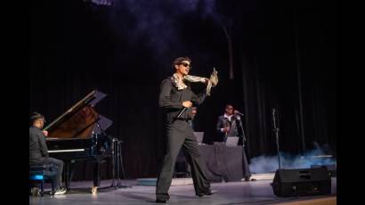 Mamá Estoy Brillando conectó con la juventud en el Teatro Sauto