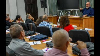 Manuel Marrero Cruz durante una reunión efectuada en la Escuela Superior de Cuadros del Estado y del Gobierno.