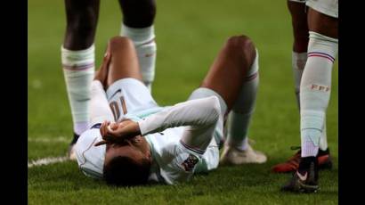 Visiblemente adolorido, Kylian Mbappe se retiró del partido después de marcar el primer gol de la era Zinedine