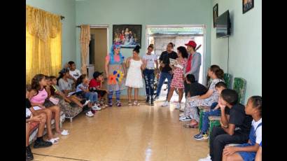 Jóvenes artistas holguineros llevaron música, juegos y alegría a los pequeños.