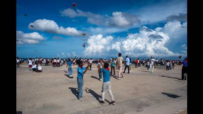 Pioneros de Cuba alzan papalotes contra el bloqueo