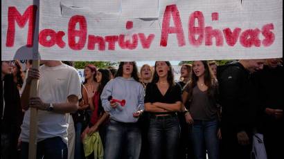 Unos 15 000 manifestantes en concentración de estudiantes y profesores en Atenas.