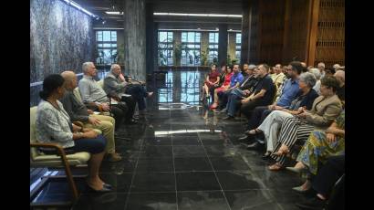 Encuentro entre la dirección del país y un grupo de artífices del universo cultural de la Isla.