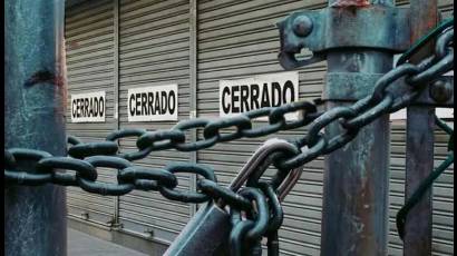 La motosierra de Milei ha provocado miles de empresas cerradas y despidos de trabajadores.