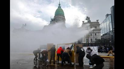 Represión en Argentina: infiltrados, hidrantes y gases contra la quinta Marcha Universitaria