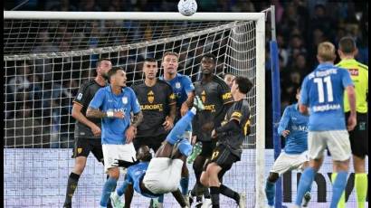 Anguissa dejó una chilena para el recuerdo abriendo el marcador entre la Roma y el Napoli.