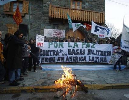 Manifestantes contra bases norteamericanas en Colombia