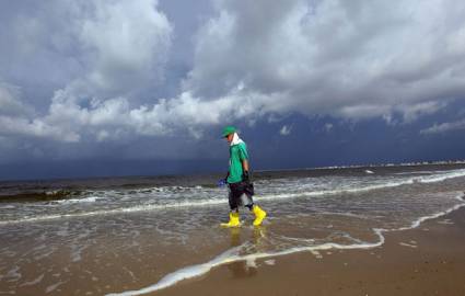 Mancha de petróleo a 72 horas de tocar costas de la Florida