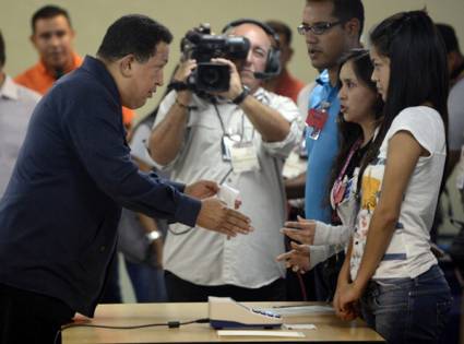 Presidente Chávez en centro de votación