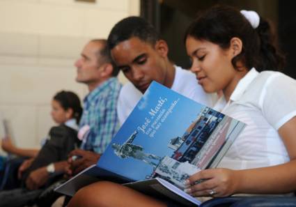 Jóvenes leyendo 