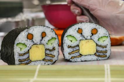 Delicioso sushi artístico  
