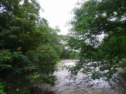 El río Guaso abrió compuertas en espera de lluvias de Matthew