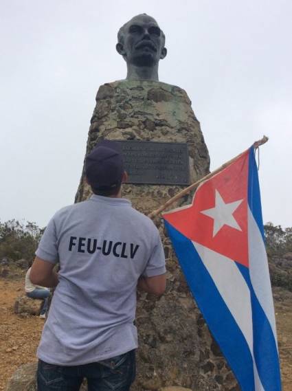 Jóvenes ascienden al Pico Turquino