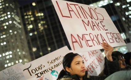 La verdad enarbolada en manifestaciones: los latinos hacen grande a América.