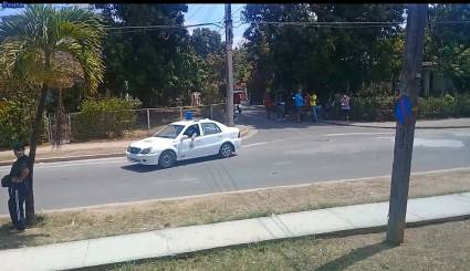 Patrulla policial recorre comunidades pineras con mensajes de prevención frente a la COVID-19. 