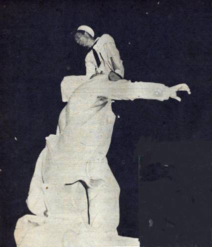 Marines norteamericanos profanan en 1949 la estatua de José Martí en el Parque Central de La Habana