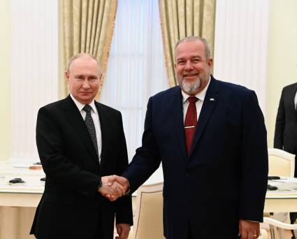 El miembro del Buró Político y Primer Ministro, Manuel Marrero Cruz, y el presidente ruso, Vladímir Putin