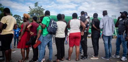 El incremento de las deportaciones de inmigrantes haitianos contrasta con los llamados de evacuación de los estadounidenses en la nación caribeña