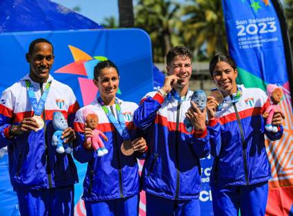 Kevin Milián (tercero de izquierda a derecha) fue uno de los ocupantes del podio en el relevo mixto de la lid salvadoreña.