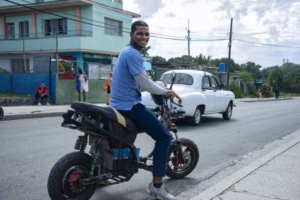 En Cuba en los últimos años se ha popularizado el uso de las motos eléctricas, y se ha retomado la socorrida bicicleta.