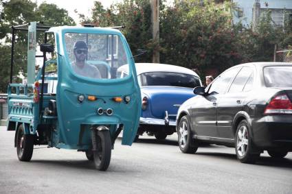 En Cuba en los últimos años se ha popularizado el uso de las motos eléctricas, y se ha retomado la socorrida bicicleta.