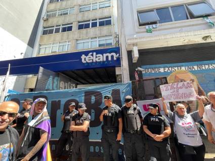 La ciudadanía se manifestó contra el cierre de la agencia Télam