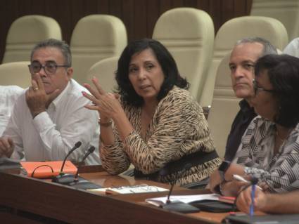 El Presidente cubano indicó al grupo de expertos diseñar una hoja de ruta que permita ampliar los estudios sobre el empleo del PPG.  