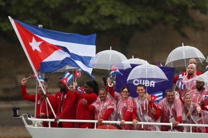 La delegación cubana, con sus abanderados Idalys Ortiz y Julio César la  Cruz.