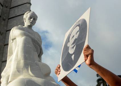 Desfiles martianos y diversas actividades tienen lugar a lo largo de la isla para rendir tributo a José Martí