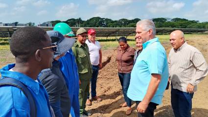 En Río Cauto, el mandatario cubano dialogó con trabajadores del parque solar Camilo Cienfuegos. 