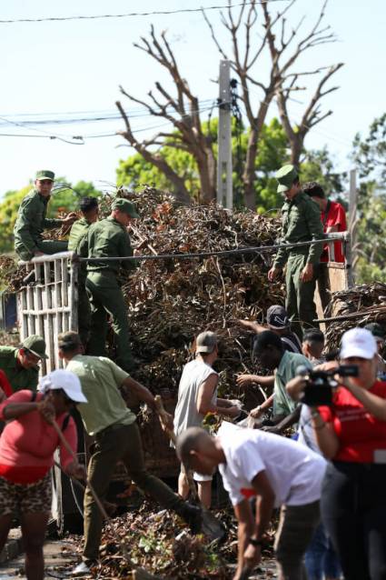 Jóvenes de las Fuerzas Armadas Revolucionarias 