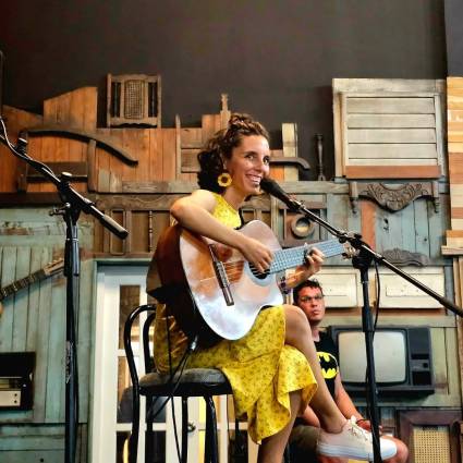 Con una guitarra y la sinceridad como estandarte, Yeni Turiño encuentra su propia voz dentro de la rica tradición de la trova santaclareña y cubana. 