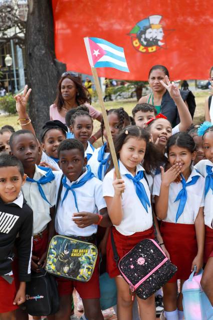 Pioneros cubanos.