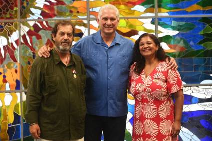 Miguel Díaz-Canel Bermúdez, impuso la Medalla de la Amistad a dos destacados militantes del Movimiento de los Trabajadores Rurales Sin Tierra de Brasil.