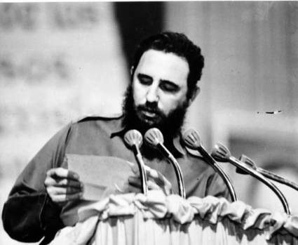 Fidel lee la carta de despedida del Che