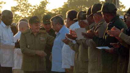 El General de Ejército Raúl Castro Ruz, Primer Secretario del Partido Comunista de Cuba y Presidente de los Consejos de Estado y de Ministros, a su llegada a la Plaza Ernesto Che Guevara, de la ciudad de Santa Clara, para asistir al acto político-cultural por el aniversario 50 de la caída en combate del Che en Bolivia, y el aniversario 20 del regreso junto a su Destacamento de Refuerzo, en la Plaza Ernesto Che Guevara. Villa Clara, el 8 de octubre de 2017