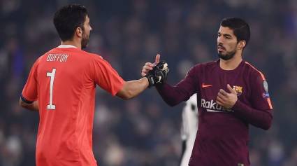 Buffon y Suárez se saludan luego de terminar el encuentro en Turín