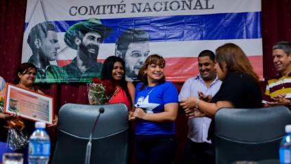 Momento en que la Primera Secretaria de la UJC presenta a Rosa María Ramírez Montero como nueva presidenta de la OPJM.