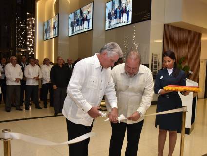La inauguración del hotel Packard contó con la presencia del presidente Díaz-Canel