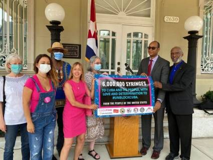 Miembros del Movimiento de Solidaridad con Cuba en EE. UU.  en la Embajada de Cuba en este país